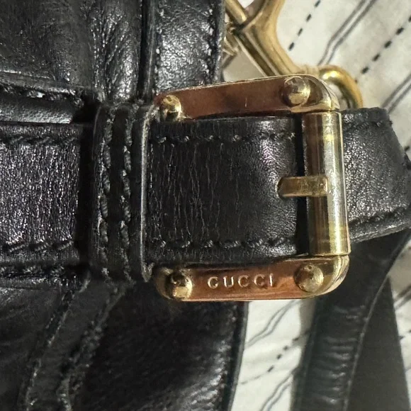 Gucci Black Leather Shoulder Bag with Gold GG Logo - Picture 3 of 8